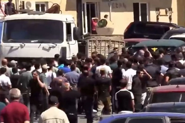 Напряженная обстановка в Тавуше: автомобиль "Еркрапа" наехал на демонстрантов - ВИДЕО